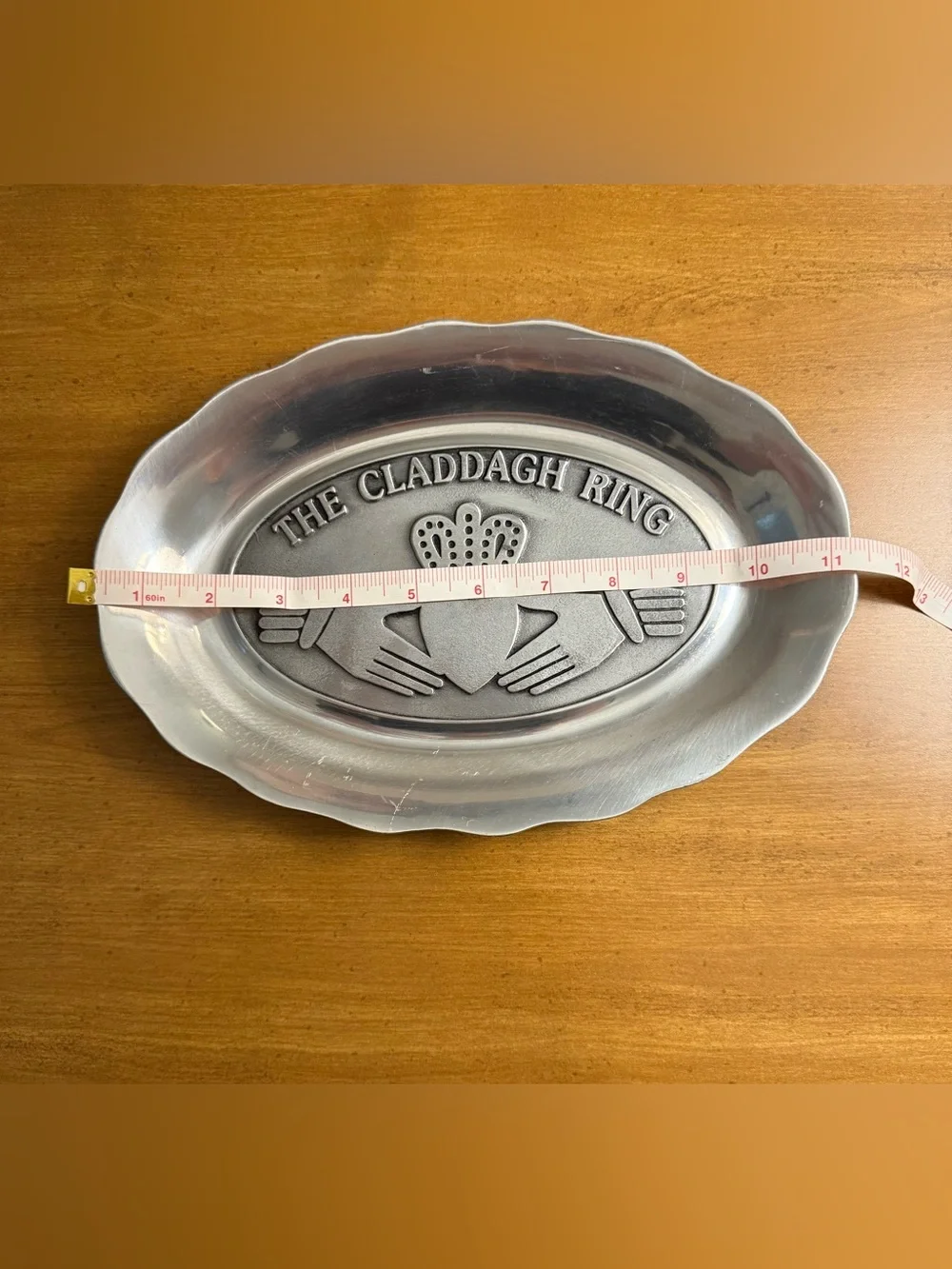 Pewtarex Oval metal plate with CLADDAGH design
